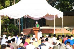 Walikota Tanjungpinang H. Syahrul, S.Pd bertindak sebagai Khatib pada Sholat Idul Fitri 1 syawal 1440 H , di lapangan Pamedan, Tanjungpinang. (Foto: Hum)
