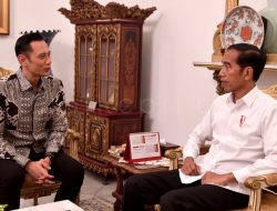 Presiden Jokowi saat menjamu Komandan Komando Satuan Tugas Bersama (Kogasma) Partai Demokrat, Agus Harimurti Yudhoyono, di Istana Merdeka, Jakarta. (Foto: Rusman - Biro Pers Sekretariat Presiden)