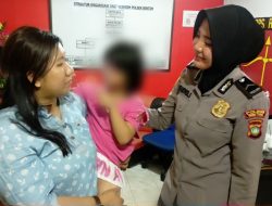 Can Angeline dan Ibunya, Lina saat dipertemukan Bribda Tri Novita di Polsek Bintan Timur, Rabu (1/5/2019). (F-Dnp)