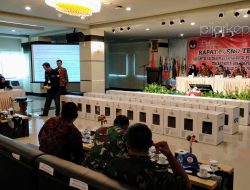 KPU Tanjungpinang saat menggelar hasil surat suara Pemilu 2019 di tingkat Kota Tanjungpinang itu digelar KPU dalam rapat pleno terbuka rekapitulasi dan penetapan hasil penghitungan suara tingkat Kota Tanjungpinang pada Pemilu 2019, di Hotel CK, Tanjungpinang, Sabtu (4/5/2019). (f-pijarkepri.com)