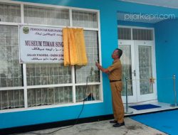 Asisten II Bidang ekonomi dan pembangunan Pemkab Lingga Yusrizal, saat membuka tirai plang tempat Museum Timah Lingga, di Dabo Singkep, Lingga. Museum ini sudah dibuka untuk umum. (Foto: aci)