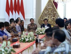Presiden Jokowi saat menerima kunjungan Pengurus Kamar Dagang dan Industri (Kadin) Indonesia dan Himpunan Pengusaha Muda Indonesia (Hipmi) di Istana Merdeka, Jakarta.