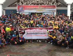 TNI Polri dan komponen masyarakat di Bintan, Kepulauan Riau menggelar deklarasi Indonesia Bersatu, di pelataran Gedung Nasional Tanjung Uban, Minggu (30/06/2019). (Foto: Humas Polres Bintan)