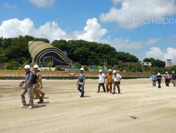 Dinas Pekerjaan Umum Kepri saat meninjau kesiapan lokasi seluas 1 hektar untuk pelaksanaan upacara dan pesta rakyat menjelang HUT RI Ke 74 di, lokasi proyek Gurindam 12, tepi laut, Tanjungpinang. (foto: ang)