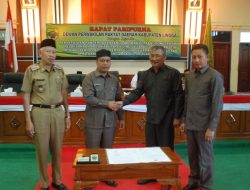 Ket foto: Penandatanganan Laporan Pertanggungjawaban Pelaksanaan (LPJ) APBD tahun 2018 Bupati Lingga menjadi Perda. (Foto: aci)