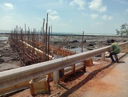 Pekerja proyek pembangunan dermaga wisata oleh perangkat Desa Persing, Kecamatan Singkep Pesisir, Kabupaten Lingga saat memasang kembali Guard Rail Dishub Lingga. (Foto : aci)