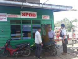 Ket foto: Kasat Intelkam dan Kapolsek Singkep Barat saat melakukan pengecekan ke SPBB Sungai Buluh, Singkep Barat.