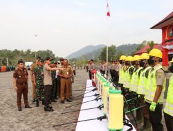 Kapolres Lingga AKBP Joko Adi Nugroho saat meninjau kesiapan petugas Karhutla Lingga usai gelar apel bersama cegah kebakaran hutan dan lahan, di Lingga. (Foto: Hum)