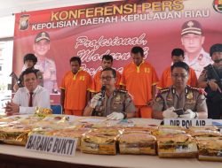 Polda Kepri saat merilis penangkapan 30,8 kilogram Narkotika Jenis Sabu di perairan perbatasan Out Port Limit (OPL) Malaysia tujuan Batam, di Mapolda Kepri, Senin (26/8). (Foto: HPK)