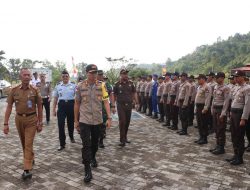 Kapolres Lingga AKBP Joko Adi Nugroho saat meninjau kesiapan pasukan operasi Siligi 2019, di Lingga. (Foto: HPL)