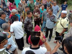 Ket foto: Wakil Bupati Lingga, Muhammad Nizar saat melakukan pemantauan dan pengecekan lansung ke pembangunan di Desa Berindat.