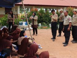 Sejumlah personil Tagana Tanjungpinang saat memberikan pemahaman mengenai kesiapsiagaan bencana di SMP Negeri 16 Kota Tanjungpinang, Kamis (12/3). (Foto: ang)