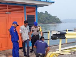 Kasat Polair Polres Lingga, AKP Nurman bersama personil Satpol Air Polres Lingga saat meninjau sejumlah kerusakan Pelabuhan Roro Jagoh, Lingga, Rabu (18/9). (Foto: aci/pijarkepri.com)