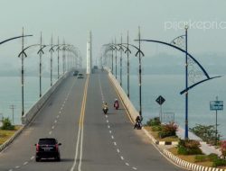 Dari kejauhan kabut asap terlihat menutup kota Tanjungpinang, di Jembatan Penghubung Tanjungpinang Pulau Dompak. (Foto: Aji)
