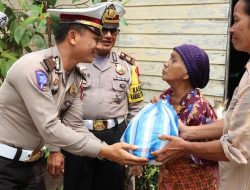 Ket foto: Satlantas Polres Lingga saat memberikan bantuan sembako kepada masyarakat. (Foto Humas Polres Lingga).
