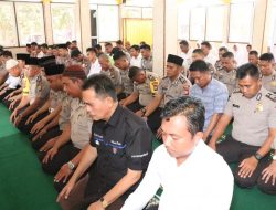 Ket foto: pelaksanaan Shalat Sunnah Istisqo di Mushollah Al-Munauwar Komplek Polres Lingga. (Foto Humas Polres Lingga).
