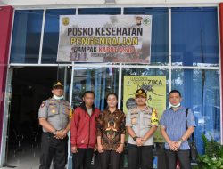Kapolres Tanjungpinang AKbP Ucok Lasdin Silallahi saat meninjau Posko Kesehatan Pengendalian dampak kabut asap, di Puskesmas Batu 10, Jalan Adi Sucipto Kilometer 10 Tanjungpinang, Kepri. (Foto : HPT)