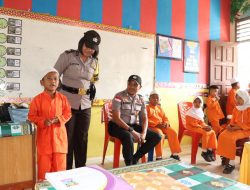Ket foto: penyerahan bantuan buku dan alat tulis di SDN 003 Desa Kote. (Foto Humas Polres).