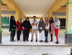 Foto bersama pengurus Sanggar Rentak pesisir Desa Tajur Biru.