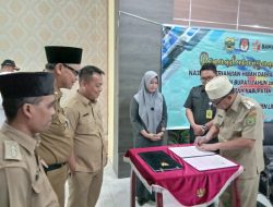 Penandatanganan NPHD oleh Bupati Lingga, bersama Wakil Bupati Lingga dan Sekda Lingga. (Foto Humas Pemkab Lingga).