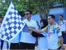 Bupati Bintan Apri Sujadi saat melepas peserta Pemilu Run, Bintan yang diadakan KPU Bintan.