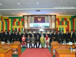 Anggota DPRD Lingga periode 2019-2024 yang dilantik, di Gedung DPRD Lingga. (Foto: aci)