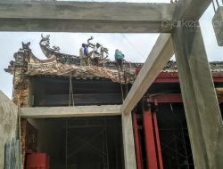 Tiang beton baru saja dibangun di dalam cagar budaya Klenteng Tien Hou Kong dikenal pula dengan nama Vihara Bahtra Sasana, di Jalan Merdeka, Kecamatan Tanjungpinang Kota, Tanjungpinang, Kepulauan Riau. Terlihat pula sejumlah pekerja tengah memecahkan bagian bangunan atap cagar budaya itu. (Foto: aji anugraha/pijarkepri.com)
