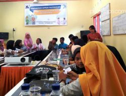 Dua dosen UMRAH Program Studi Bahasa Inggris saat memberikan pelatihan mahir berbahasa Inggris kepada remaja Kampung Bugis, di Tanjungpinang, Selasa (24/9). (Foto: pijarkepri.com)