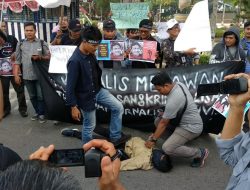 Aski teatrikal kekerasan terhadap profesi Jurnalis yang ditampilkan sejumlah wartawan yang tergabung dalam aski Unras, di Bundaran Taman Pamedan, Tanjungpinang, Kepri. (Foto: Aji anugraha)