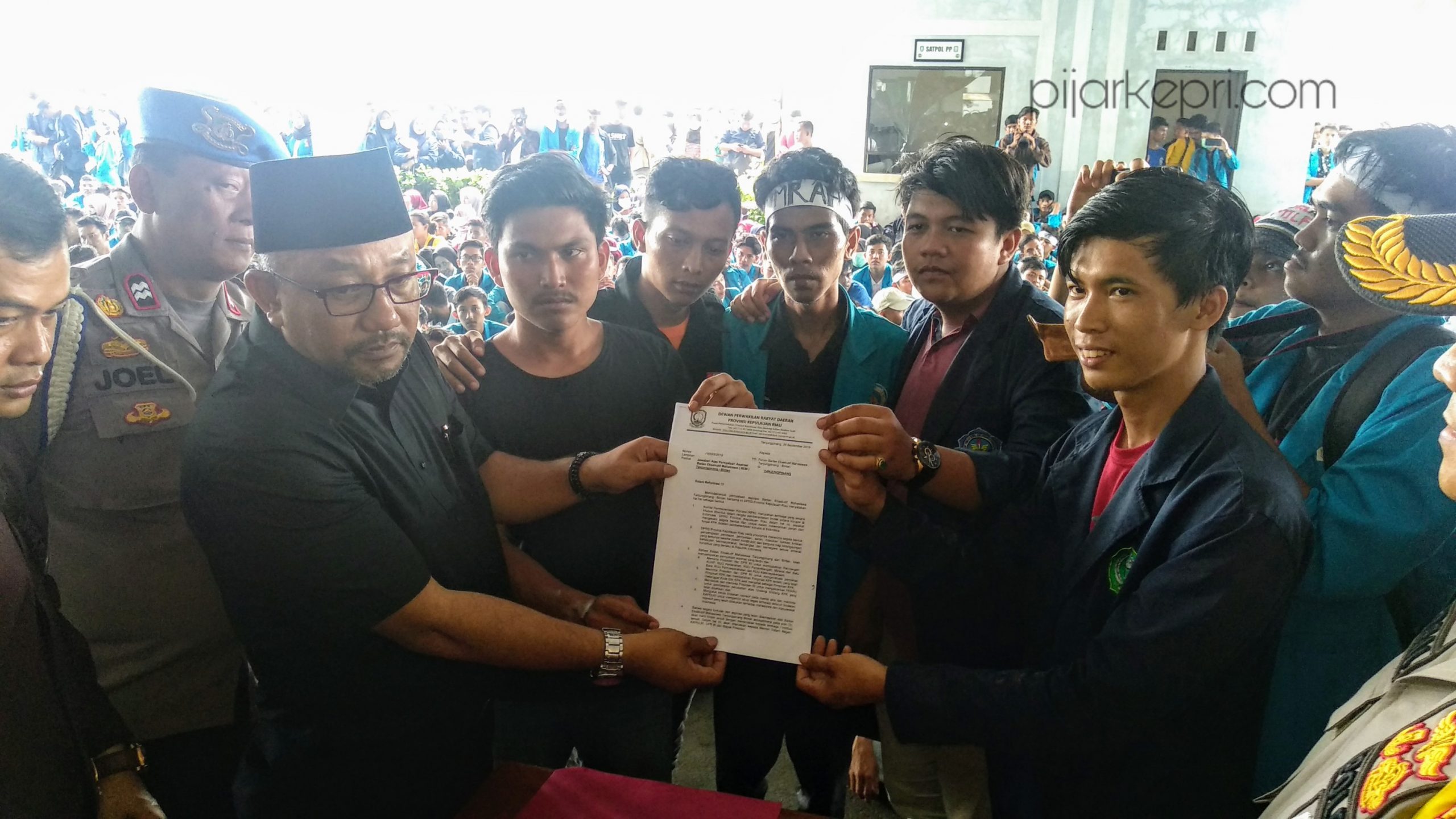 Ketua DPRD Kepri sementara Lis Darmansyah bersama mahasiswa yang tergabung dalam Forum Badan Eksekutif Mahasiswa Tanjungpinang Bintan menyepakati tuntututan mahasiswa ke Pusat, di Gedung DPRD Kepri, Dompak. (foto: ajianugraha)