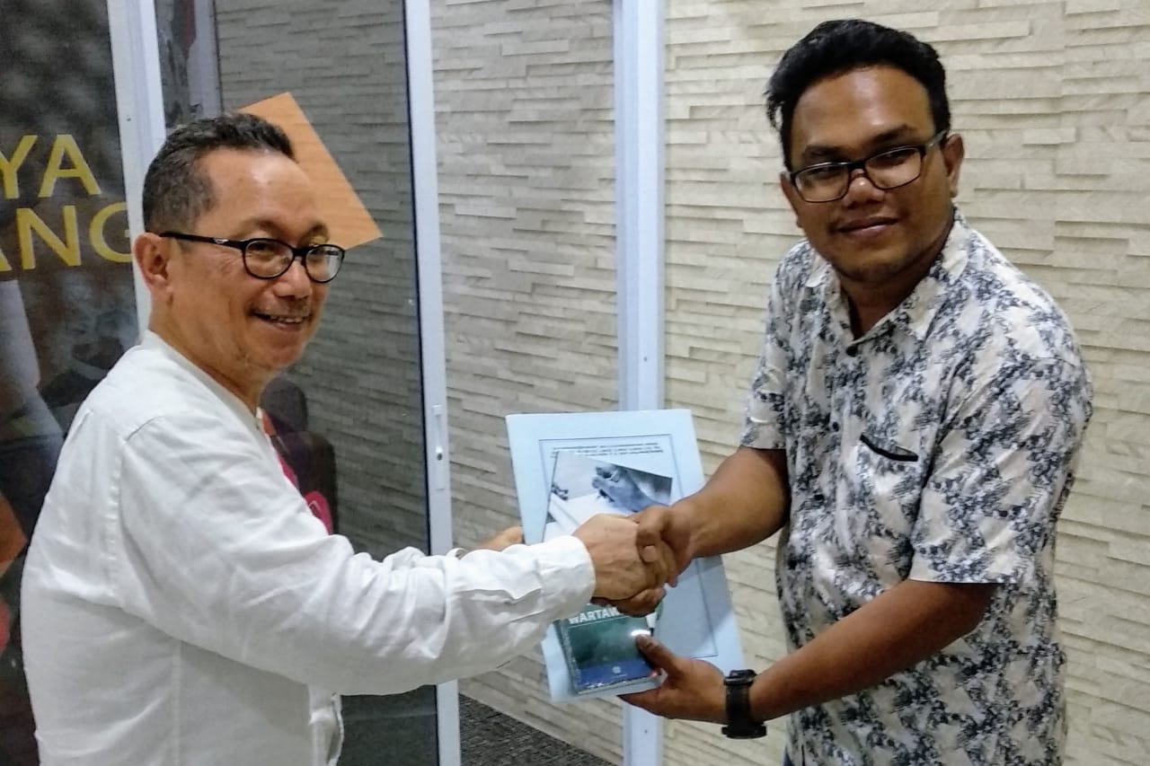 Tenaga Ahli Dewan Pers Marah Sakti Siregar saat menyerahkan buku saku wartawan kepada Pemimpin Redaksi pijarkepri.com usai memverifikasi faktual berkas prusahaan pijarkepri.com, di Kantorr pijarkepri.com, Tanjungpinang, Jumat (1/11/2019). (Foto: Een)