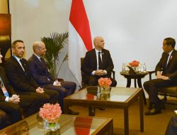Presiden Joko Widodo saat pertemuan bilateral dengan Presiden FIFA Gianni Infantino, di The Boardroom Hotel Grand Hyatt Erawan, di Bangkok, Sabtu, 2 November 2019. (Foto : BPM)