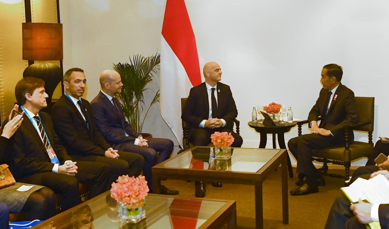 Presiden Joko Widodo saat pertemuan bilateral dengan Presiden FIFA Gianni Infantino, di The Boardroom Hotel Grand Hyatt Erawan, di Bangkok, Sabtu, 2 November 2019. (Foto : BPM)