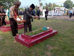 Bupati Lingga saat tabur bunga di makam pahlawan