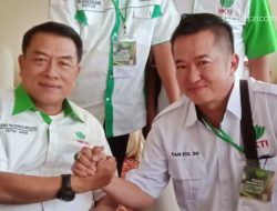 Ketua Umum HKTI Jenderal (Pur) DR Moeldoko bersama Tan Edi dalam sebuah pertemuan belum lama ini. (Foto: Istimewa)