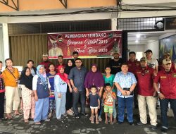 Perhimpunan Melayu Raya Tanjungpinang saat membagikan sembako untuk masyarakat yang merayakan hari besar keagamaan umat Nasrani, Natal dan Tahun Baru 2020, di Balay Melayu Raya, Tanjungpinang. (Foto: melayuraya)