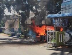 Warung Gorengan Sarinem hangus terbakar di tepian Jalan Haji Ungar, Tanjungpinang. Damkar setempat memperkirakan api berasal dari kompor minyak Sarinem. (Foto: istimewa)