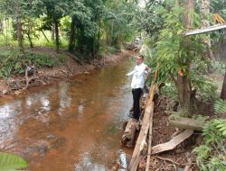 Lurah Dabo Lama, Kezzy Dalfi menunjukkan lokasi sungai yang sering meluap dan mengakibatkan banjir.