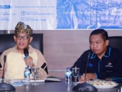 Bupati Lingga, Alias Wello dan Kepala BPS Lingga, Sumarmono di acara Sosialisasi Sensus Penduduk 2020 (Foto: Istimewa).