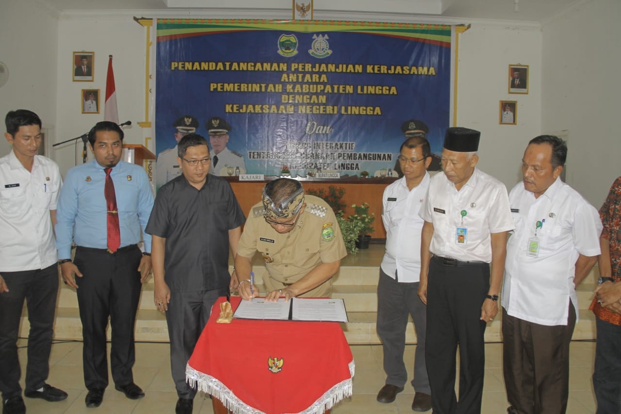 Pemkab Lingga saat menyepakati kerjasama pengawasan pemerintahan dengan Kejari Lingga. (Foto : aci)