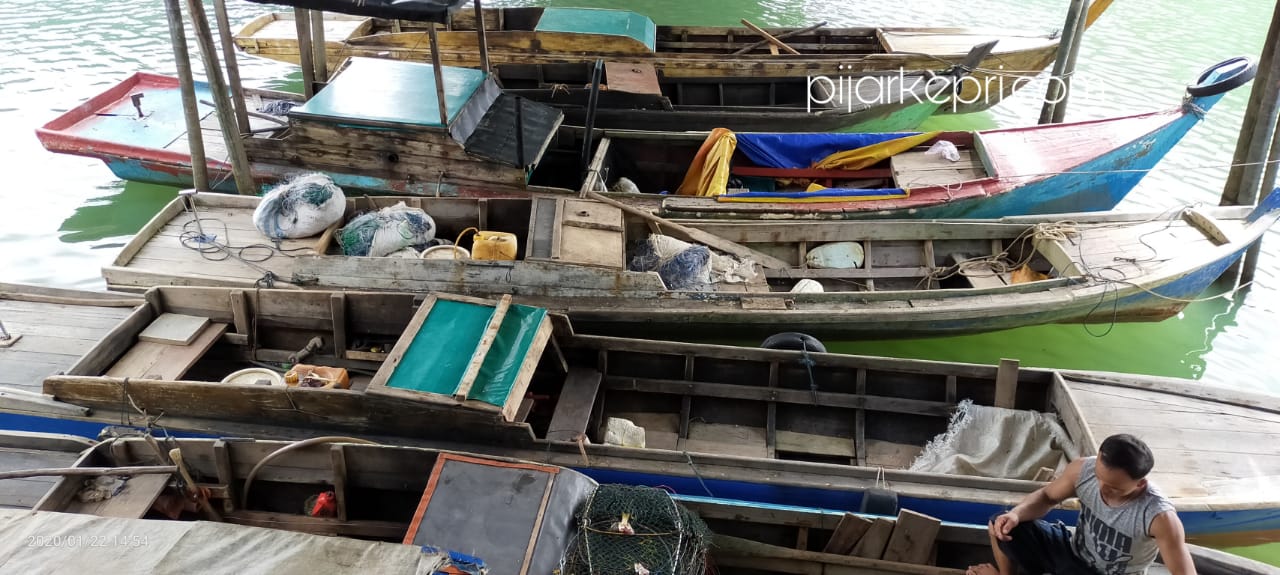 Deretan pompong (Kapal Kayu) menunjukkan aktivitas nelayan di Kawal, Bintan, Kepulauan Riau, Rabu (22/1/2020). (Foto: pijarkepri.com)