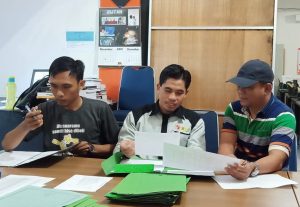 Bawaslu Tanjungpinang saat meneliti berkas PPK