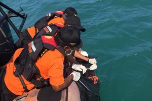 Tim SAR gabungan saat mengevakuasi jasad Kago, pria berusia 50 tahun yang dikabarkan hilang di Pulau Hantu, Bintan, Minggu (19/1/2020). (Foto: Basarnas Tanjungpinang)