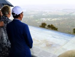 Presiden Joko Widodo mengunjungi kawasan Mount Ainslie di Canberra, Australia, pada Minggu, 9 Februari 2020.