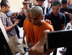 Dua tersangka penyelundup Narkotika jenis sabu yang diamankan Satresnarkoba Polres Tanjungpinang. (Foto: HPT)