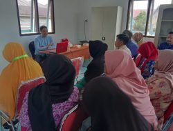 Kepala Puskesmas Dabo Lama, dr. Yan Cahyadi Anas, saat menerangkan kepada peserta Vasektomi.