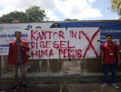 Hima Persis saat membentangkan sepanduk sebagai bentuk penyegelan kantor Satpol PP Bintan lantaran tak juga menegakkan Perda soal pelanggaran PT MIPI, di Bintan, Kamis (27/2/2020).