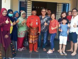 Dinas Kesehatan Tanjungpinang bersama keluarga yang dinyatakan sehat dari virus corona, Jumat (14/2/2020). Dinkes Tanjungpinang menyatakan keluarga tersebut sehat dari virus corona. (Foto: istimewa)