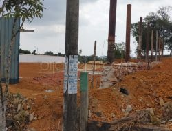 Prusahaan Teh di Tanjungpinang, Kepulauan Riau tengah membangun di seputaran kawasan cagar budaya makam Panglima Hitam Lancang Kuning, di Sei Carang, Senin (7/3/2020). Prusahaan tersebut tengah membangun pagar menutup cagar budaya tersebut. (Foto: aji)