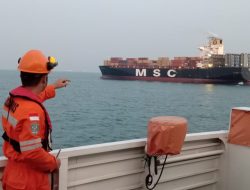 Tim SAR Tanjungpinang saat melakukan pencarian 3 ABk dan 1 Nahkoda Kapal Lintas 3 yang tenggelam di Mapur,Bintan.